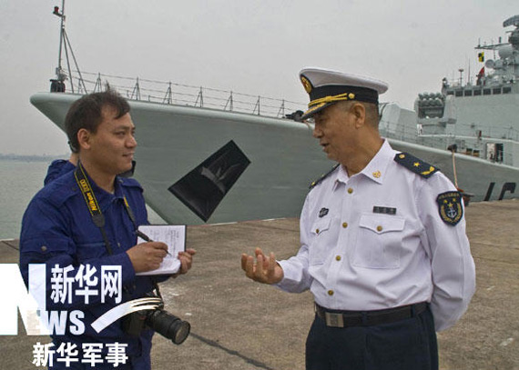 护航编队指挥员么志楼少将在出发前接受本网记者专访（骆源摄）