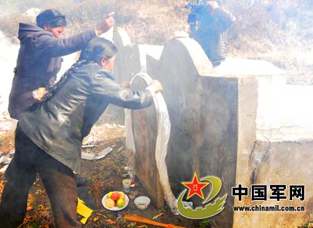 藏族阿妈祝福的哈达献兵儿