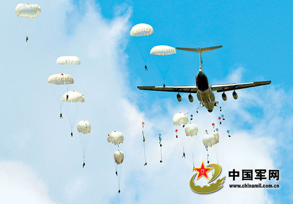 图为俄罗斯空降兵实施伞降。本报记者张雷摄