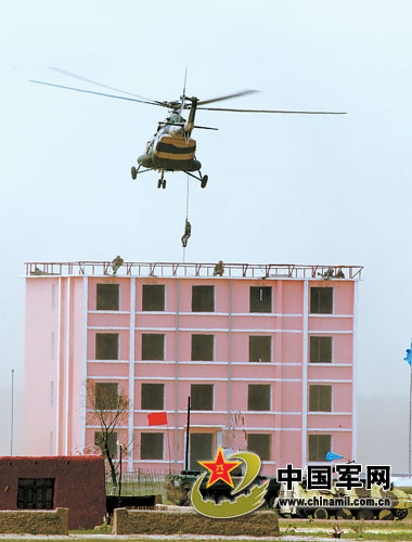 7月23日上午，中方参演官兵利用直升机索降营救“人质”。