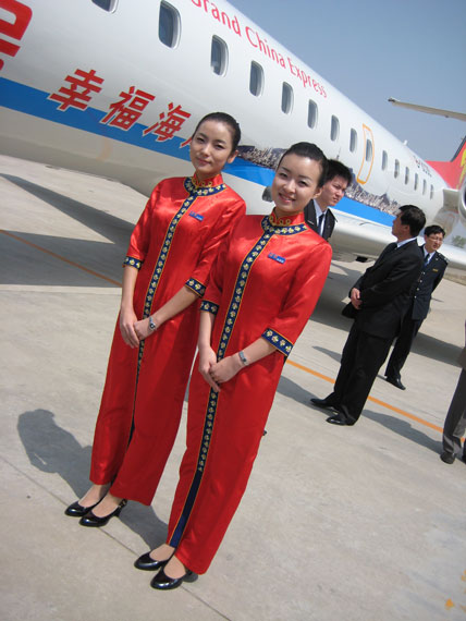 组图：威海号首航仪式现场礼仪服务人员