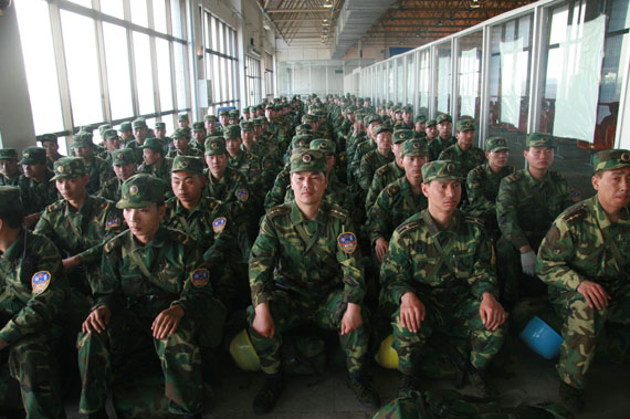 图文：洛阳机场整装待发的抗震救灾官兵
