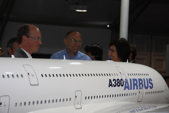 组图：空客携世界最大客机A380亮相范堡罗航展