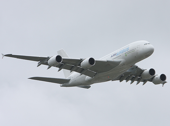 图文：A380宽体客机在范堡罗航展上进行飞行表演