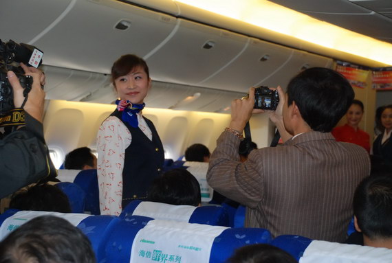 旅客们争相拍摄空中制服展。