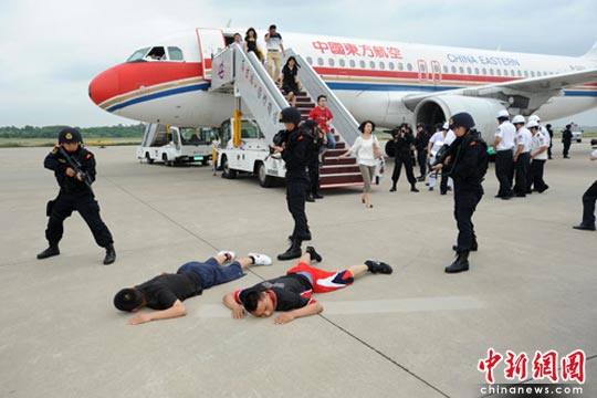 南京机场与东航江苏公司举行反劫机演练(组图)