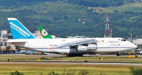 上月15日乌克兰籍的安托诺夫货机，因弄错航管指令误闯跑道，险酿空难，民众目击拍下货机误闯跑道画面。