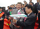 空客中国公司总裁赠与深航董事长A319飞机模型