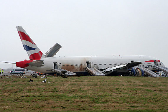 英航波音777客机迫降可能是两台发动机对自动油门的提高动力需求失去反应