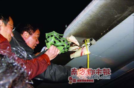 越南客机在广州起飞前撞上电线杆(图)
