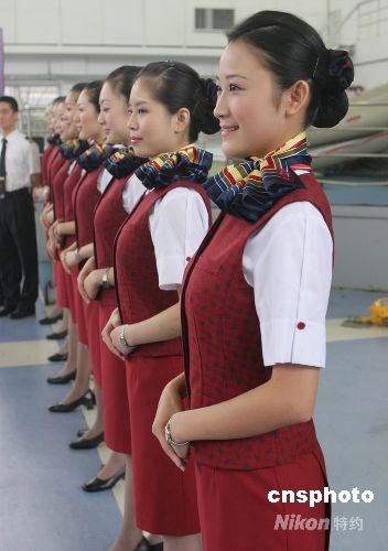 图文:奥运空乘人员首次身着国航制服亮相