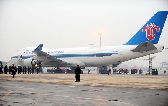 南航赴海地救灾包机抵达北京首都国际机场.