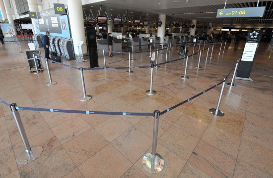 　4月15日，因航班取消，比利时首都布鲁塞尔的国际机场大厅办票区域变得十分冷清。新华社记者武巍摄