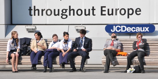 　4月15日，在比利时首都布鲁塞尔的国际机场，由于航班取消，机场工作人员得以到户外休息晒太阳。新华社记者武巍摄