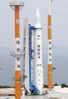 韩国罗老号运载火箭在发射架上等待发射。近景
