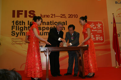 中国民航飞行校验中心主任任潘毅与国际飞行校验组织主席JosephDoubleday共同开启本届研讨会开幕式。