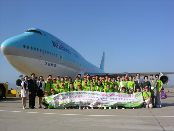 中国优秀青少年赴韩国访问大韩航空机库