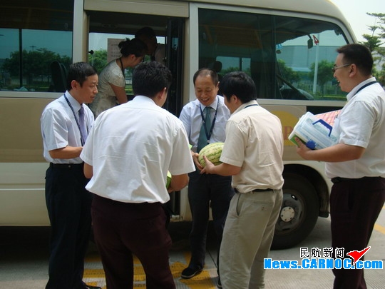 海南航空深入开展“送清凉到一线”慰问活动