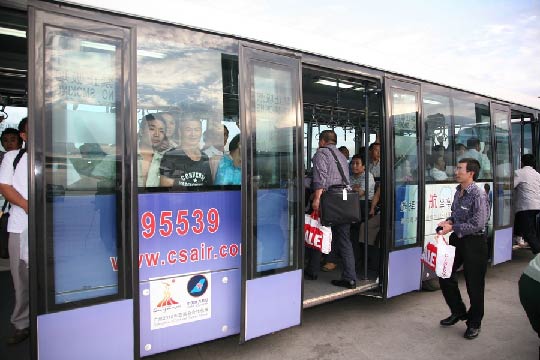 图2：坐上摆渡车。摄影：王晓东
