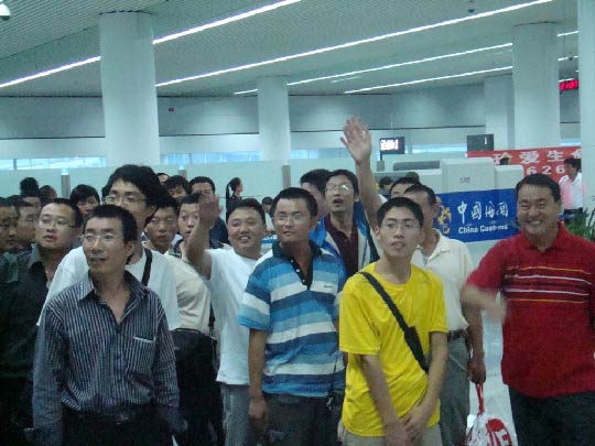 图3：和亲人同事招手示意。摄影：杨元春