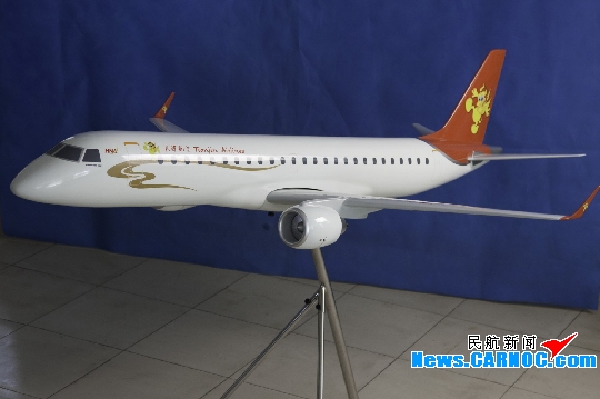 巴西航空工业公司向民航博物馆捐赠飞机模型