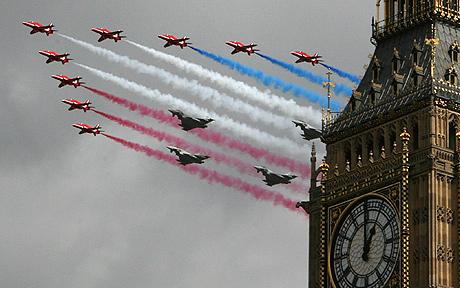 英国皇家空军著名的“红箭”飞行表演队很可能成为联合政府削减经费的受害者。