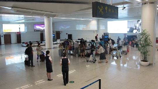防止旅客错拿行李 青岛机场又出服务新举措