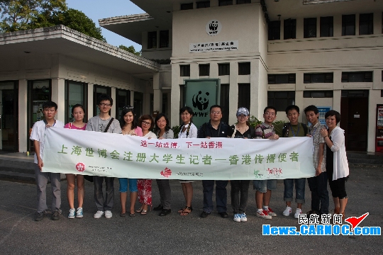 图1:香港传播使者代表团十人在香港立法会,右一为中国民航大学学生.