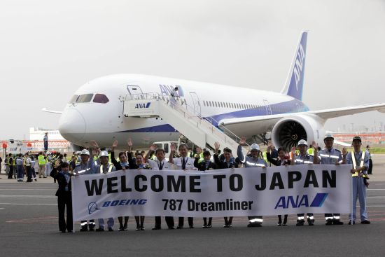 787启动用户全日空的代表欢迎ZA002号787试飞飞机抵达东京羽田机场