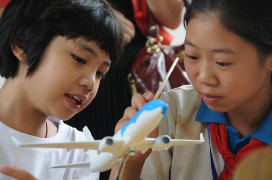 北京小学生绘制“我心目中的大运号”