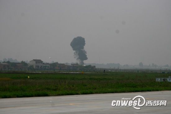 战机发生意外坠机于蒲城董楼村、高家村和姚吴村三村交界的一空旷地带处。