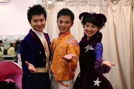 图:《梦想乐园》主持人之红果果绿泡泡和金豆