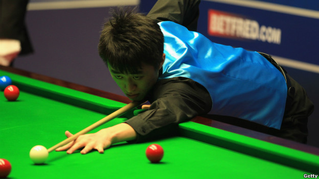 Liu Chuang takes a shot in the World Snooker Championship.