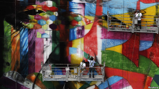 Graffiti artist Eduardo Kobra puts the finishing touches on an art tribute to architect Oscar Niemeyer in São Paolo.