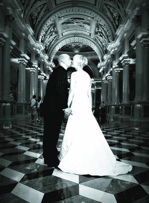 就是要浪漫 夫妻一年结婚四次 就是要浪漫 夫妻一年结婚四次