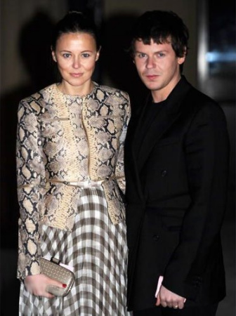 英国设计师Christopher Kane与他的妹妹Tammy Kane在白金汉宫的“时装工业招待会”上