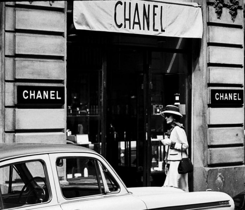 1914年，Coco Chanel开设了两家时装店，影响后世深远的时装品牌“Chanel”正式宣告诞生。