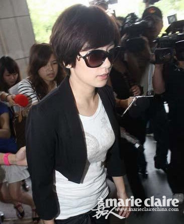 �־�����Ů����ͥ