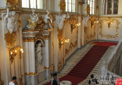 金碧辉煌的内饰 金碧辉煌的内饰