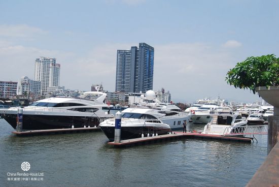 超过100艘参展游艇和超级游艇停泊在鸿洲国 际游艇会外的港口中