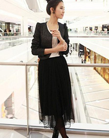 黑色长纱裙很有都市丽人的摩登效果
