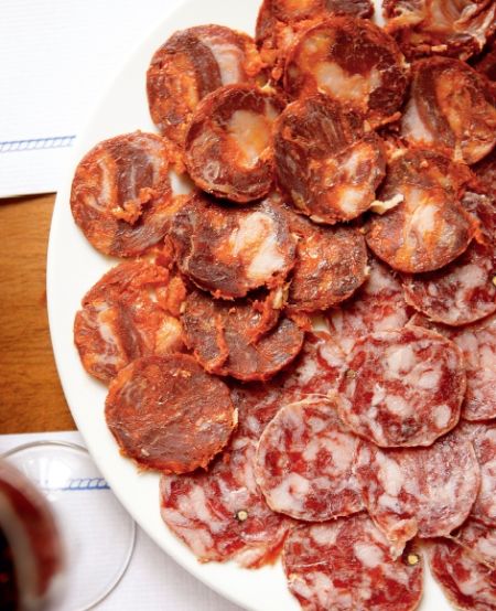 西班牙的烟熏肉肠，大部分都是 用第二等的Recebo猪肉做的。