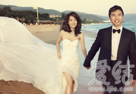  李念微博 自曝婚纱照 与老公沙滩漫步_ 新浪 女性