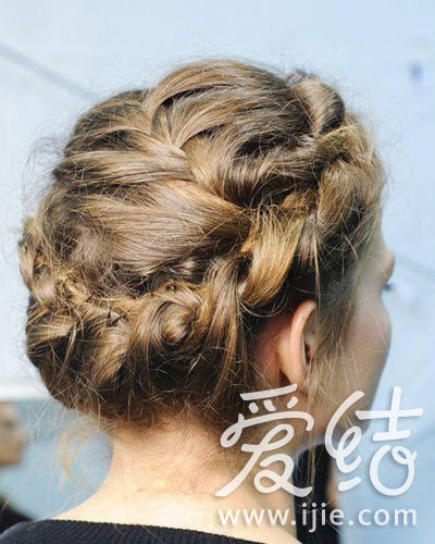 如何打造唯美浪漫的法式麻花辫新娘发型(3)