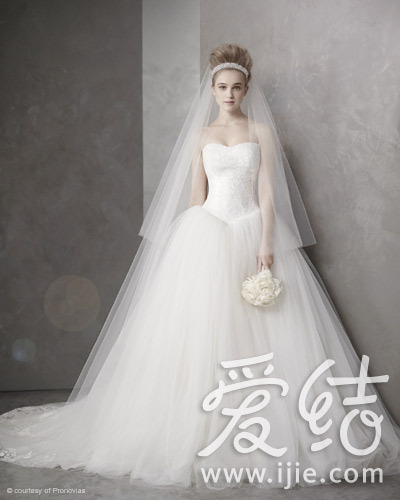 White by Vera Wang 最梦幻婚纱平价系列又来了!_新浪女性_新浪网