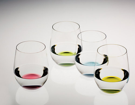 酒杯的形状可以决定酒的流向以及酒的香味的品强度