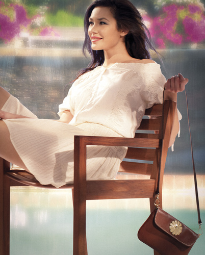 从甜美的意大利波托菲诺记忆中，为中国时尚捎来了花样弥漫的明信片