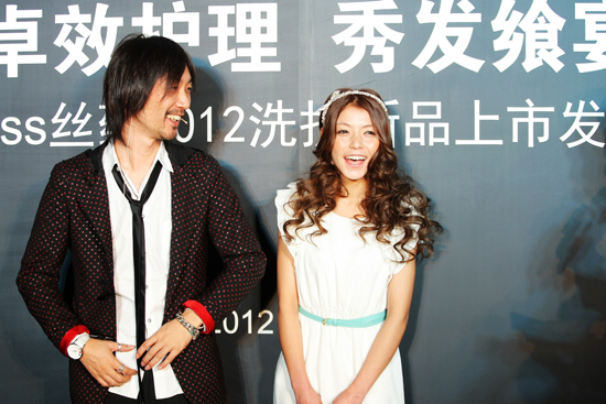 本著名发型大师高木达也先生和米娜专属模特