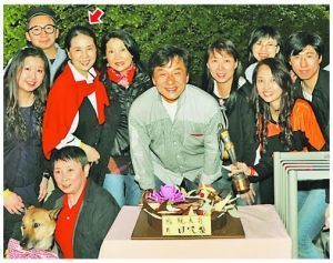 成龙58岁生日林凤娇送惊喜 500宾客到场祝贺