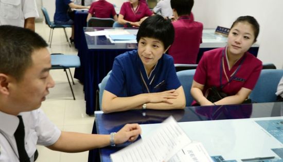 爆红姐妹花母女空姐 “奶奶级”空姐正式退役